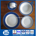 Platos blancos de la vajilla con los bordes azules rim los platos de servicio azules